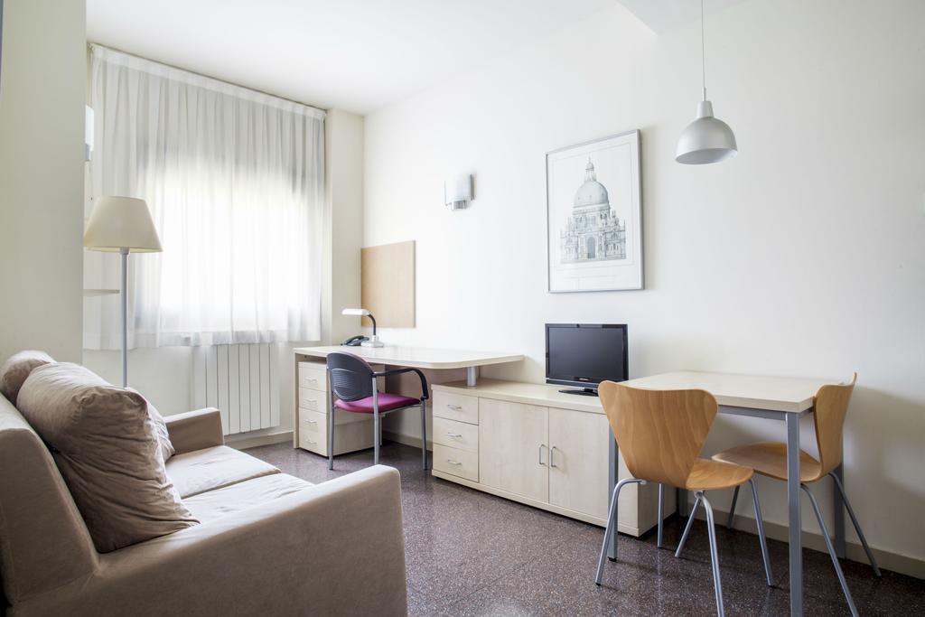 Residencia Universitaria Resa Los Abedules Pamplona Ngoại thất bức ảnh